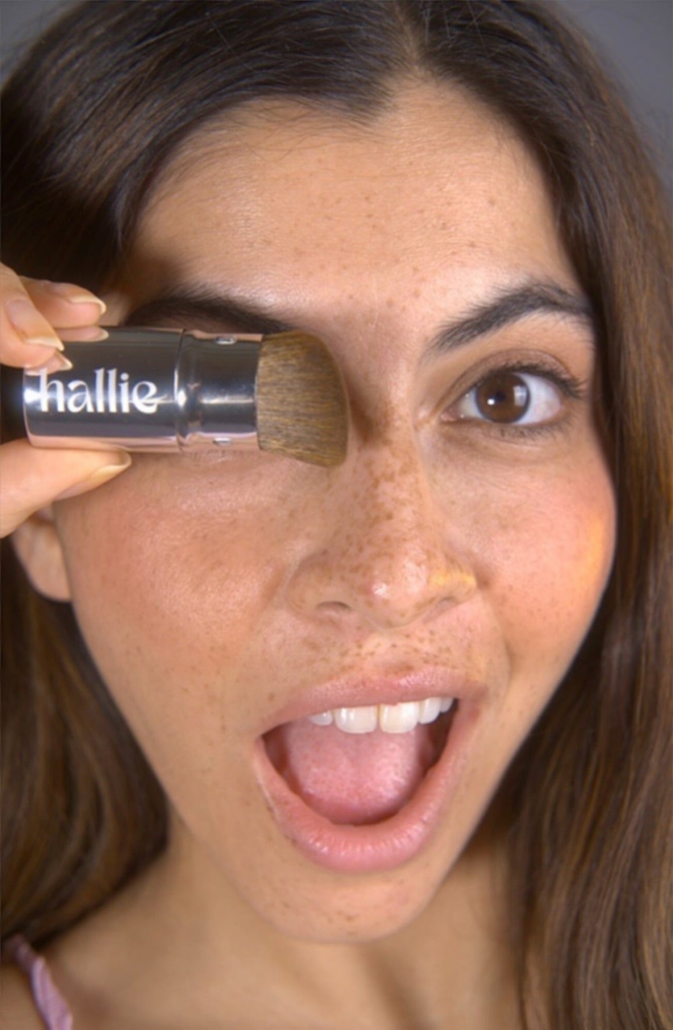 Covered Compact Blush Brush